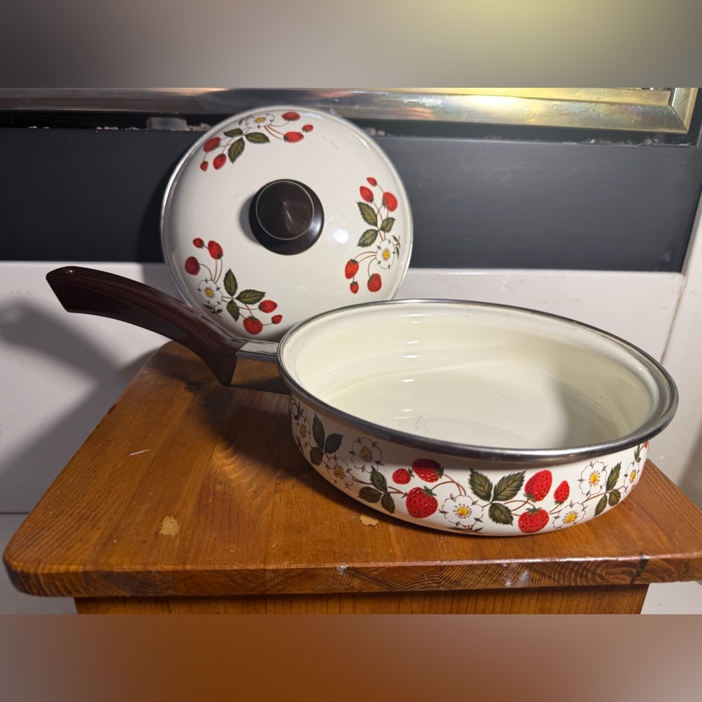 Strawberries n’ Cream - Cream Strawberry-Print Covered Saucepan - Home Kitchen - Picture 2 of 8